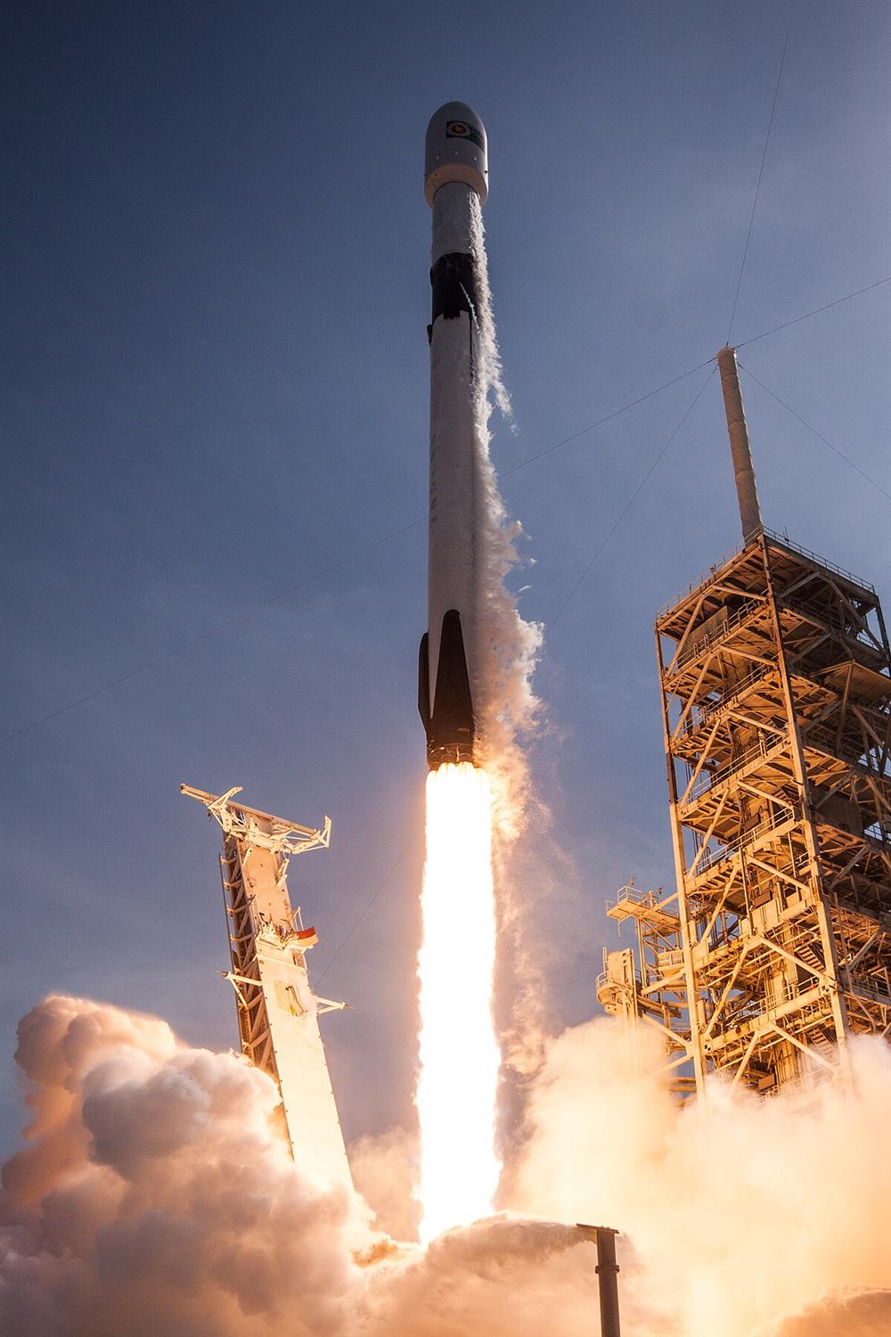 Pilíř SpaceX - Falcon 9 startuje (Zdroj: Wikipedie)